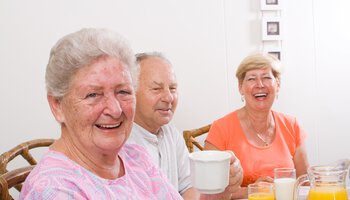 Drei Senioren frühstücken zusammen | © adobestock_michaeljung_17762149