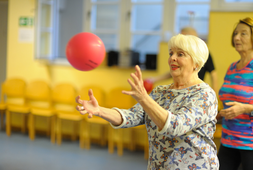 Seniorin fängt einen Ball | © Caritas München und Oberbayern
